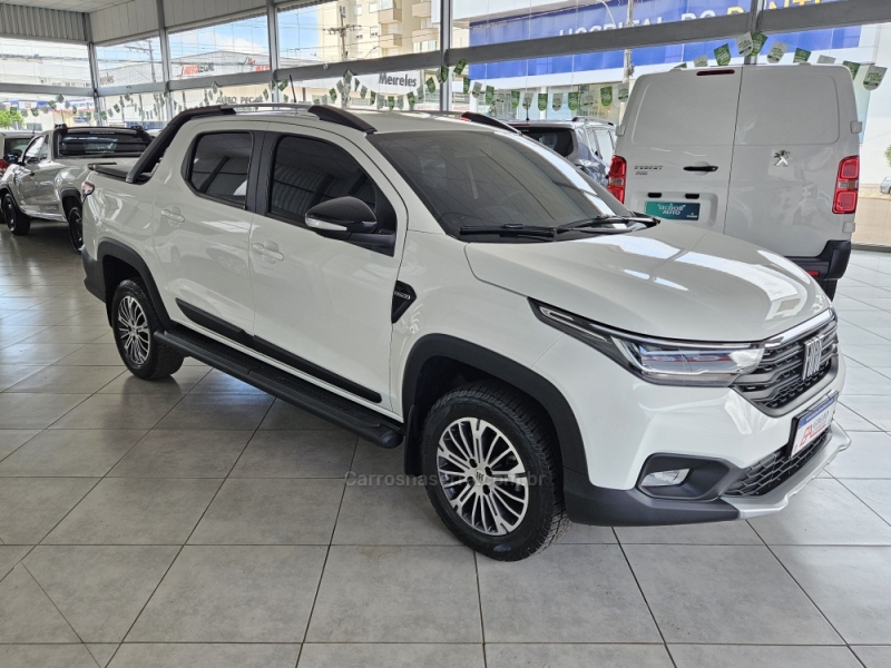 FIAT - STRADA - 2022/2023 - Branca - R$ 119.000,00