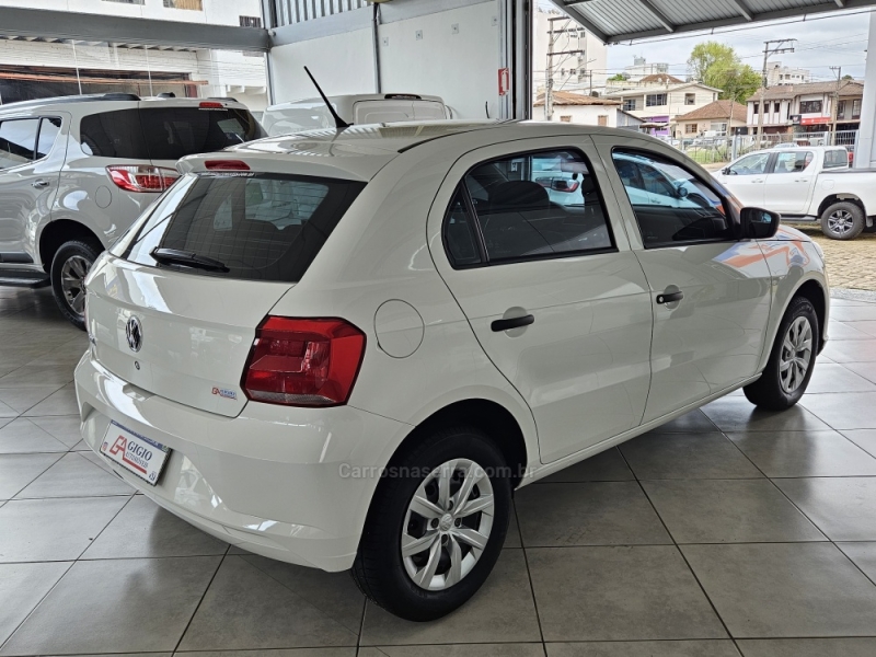 VOLKSWAGEN - GOL - 2022/2023 - Branca - R$ 58.500,00