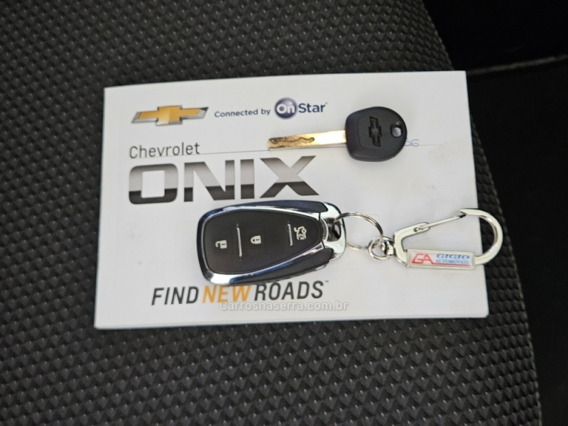 CHEVROLET - ONIX - 2022/2023 - Prata - R$ 76.500,00
