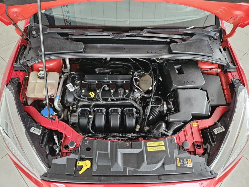 FORD - FOCUS - 2015/2016 - Vermelha - R$ 64.000,00