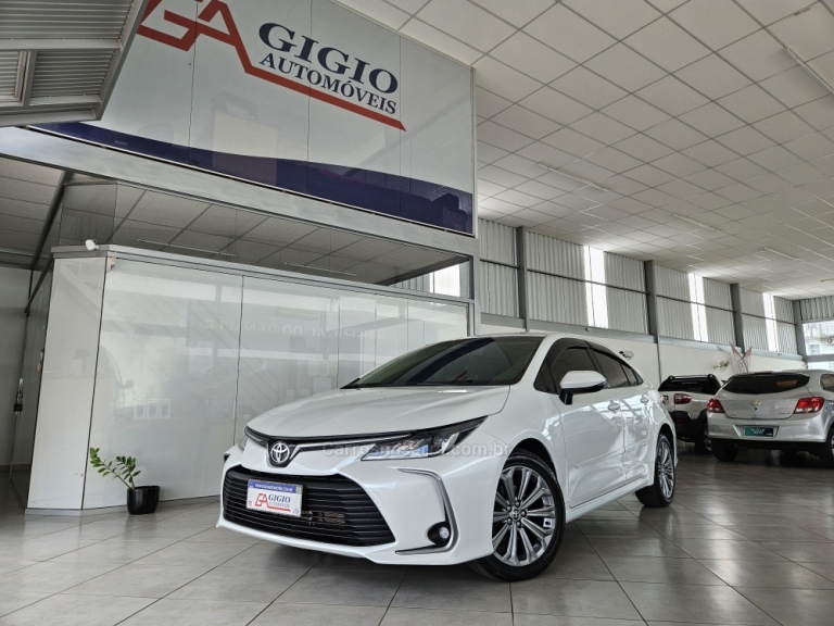 TOYOTA - COROLLA - 2021/2022 - Branca - R$ 125.000,00