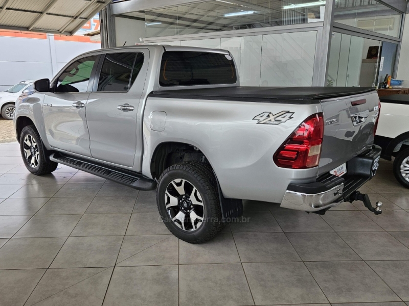 TOYOTA - HILUX - 2020/2020 - Prata - R$ 179.900,00
