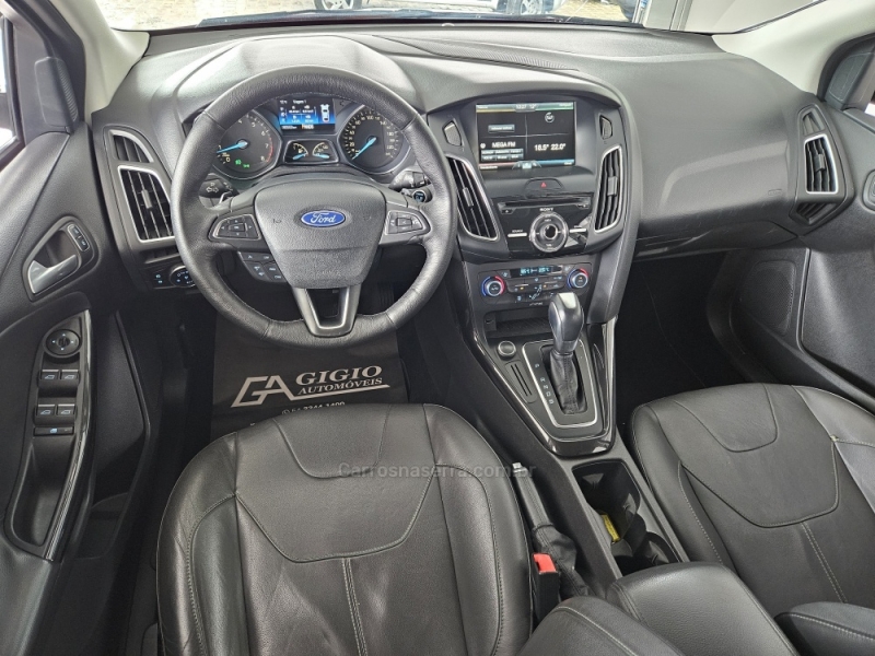 FORD - FOCUS - 2015/2016 - Vermelha - R$ 64.000,00
