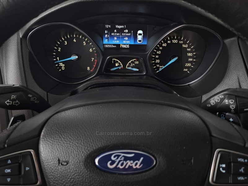 FORD - FOCUS - 2015/2016 - Vermelha - R$ 64.000,00