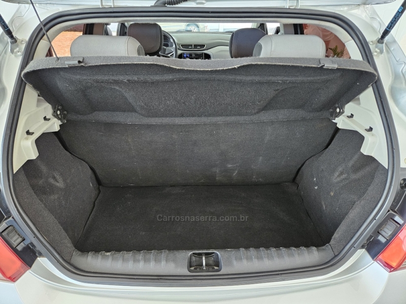 CHEVROLET - ONIX - 2015/2016 - Prata - R$ 47.000,00