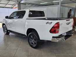 TOYOTA - HILUX - 2023/2024 - Branca - R$ 230.000,00