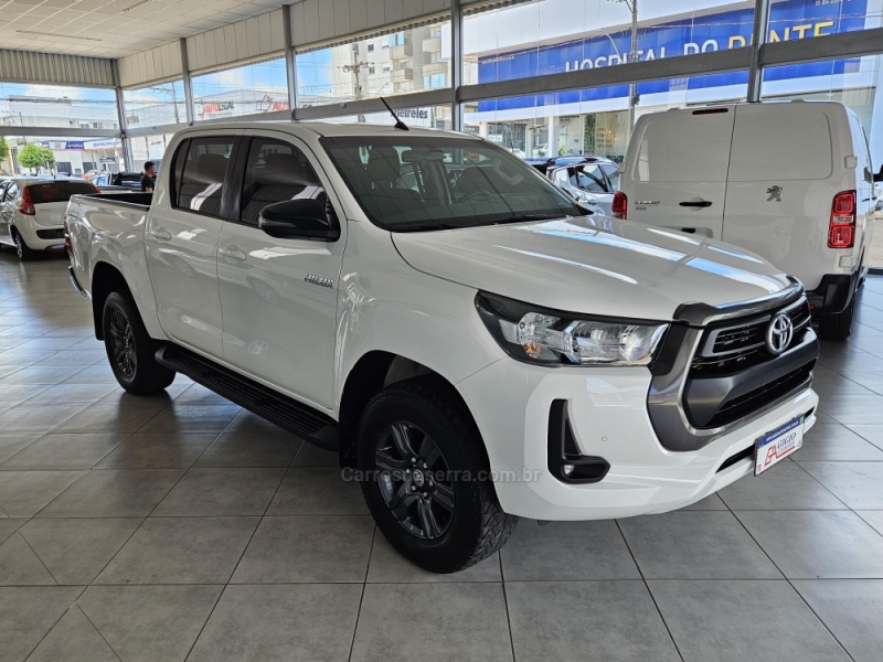 TOYOTA - HILUX - 2023/2024 - Branca - R$ 230.000,00