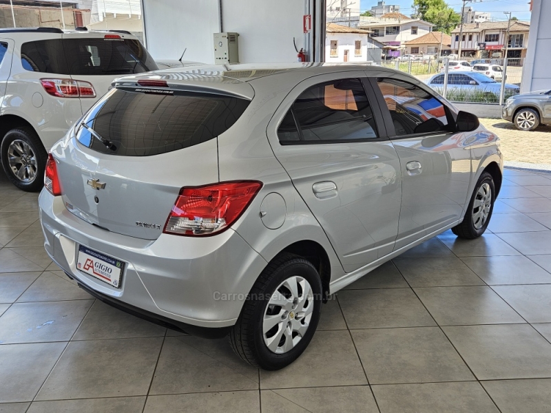 CHEVROLET - ONIX - 2015/2016 - Prata - R$ 47.000,00