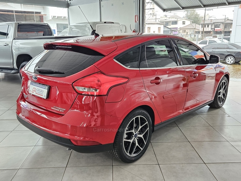 FORD - FOCUS - 2015/2016 - Vermelha - R$ 64.000,00