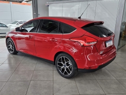 FORD - FOCUS - 2015/2016 - Vermelha - R$ 64.000,00