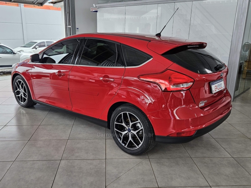 FORD - FOCUS - 2015/2016 - Vermelha - R$ 64.000,00