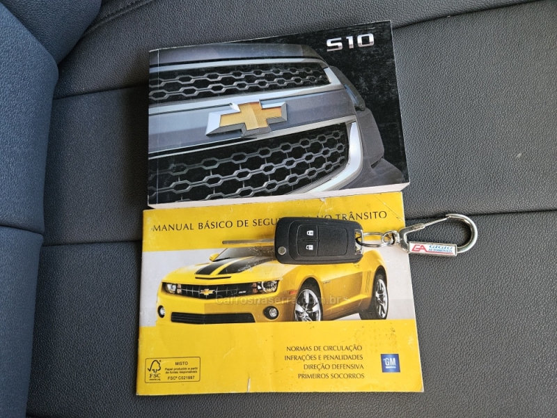 CHEVROLET - S10 - 2015/2015 - Prata - R$ 117.000,00