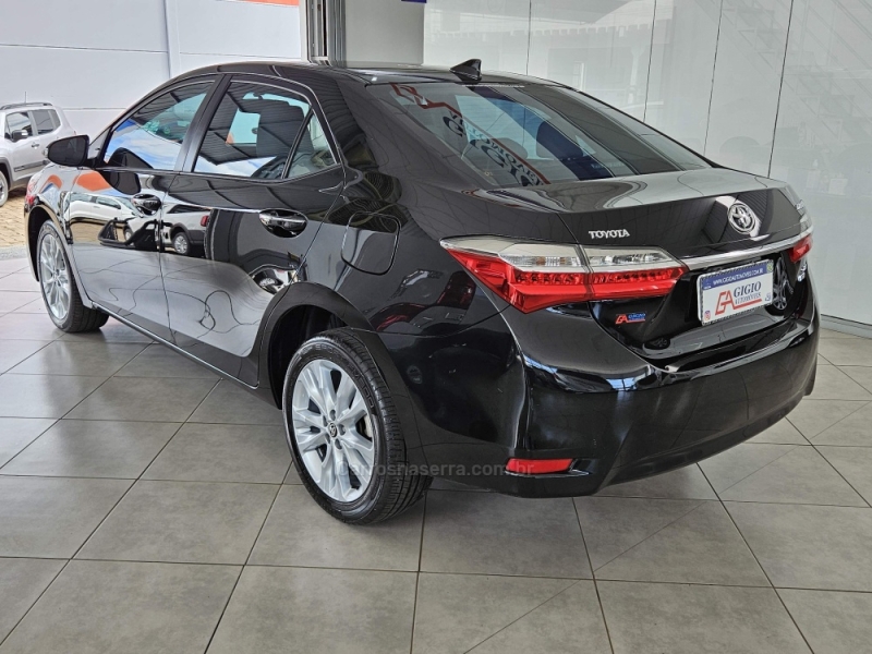 TOYOTA - COROLLA - 2017/2018 - Preta - R$ 103.000,00