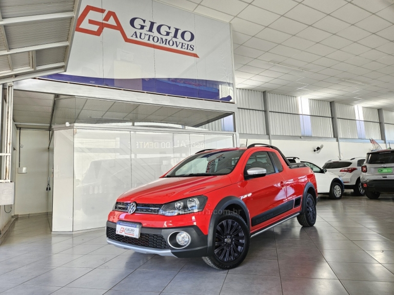 VOLKSWAGEN - SAVEIRO - 2013/2014 - Vermelha - R$ 64.900,00