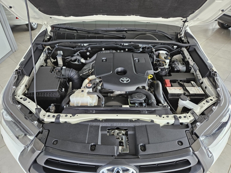 TOYOTA - HILUX - 2023/2024 - Branca - R$ 230.000,00
