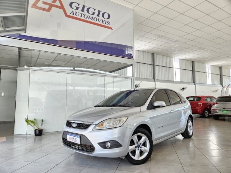 FORD - FOCUS - 2011/2012 - Prata - R$ 40.000,00