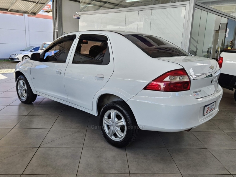 CHEVROLET - PRISMA - 2011/2012 - Branca - R$ 35.000,00