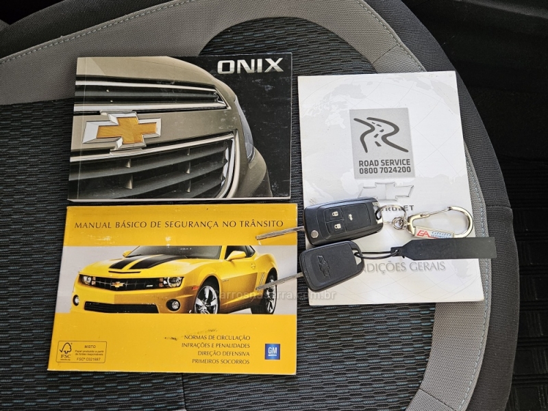 CHEVROLET - ONIX - 2015/2016 - Prata - R$ 47.000,00