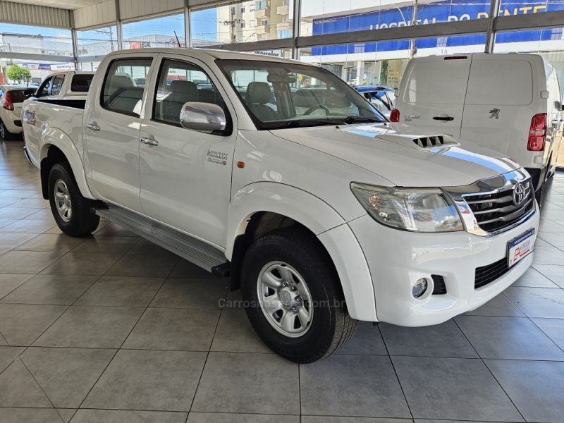 TOYOTA - HILUX - 2015/2015 - Branca - R$ 118.000,00