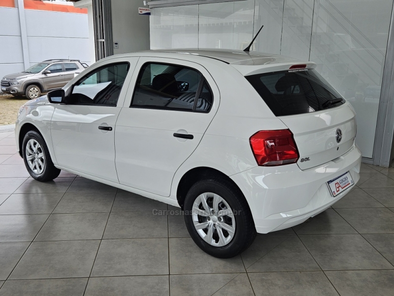VOLKSWAGEN - GOL - 2022/2023 - Branca - R$ 58.500,00