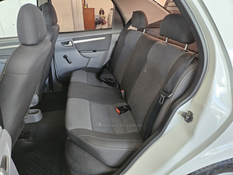 CHEVROLET - PRISMA - 2011/2012 - Branca - R$ 35.000,00