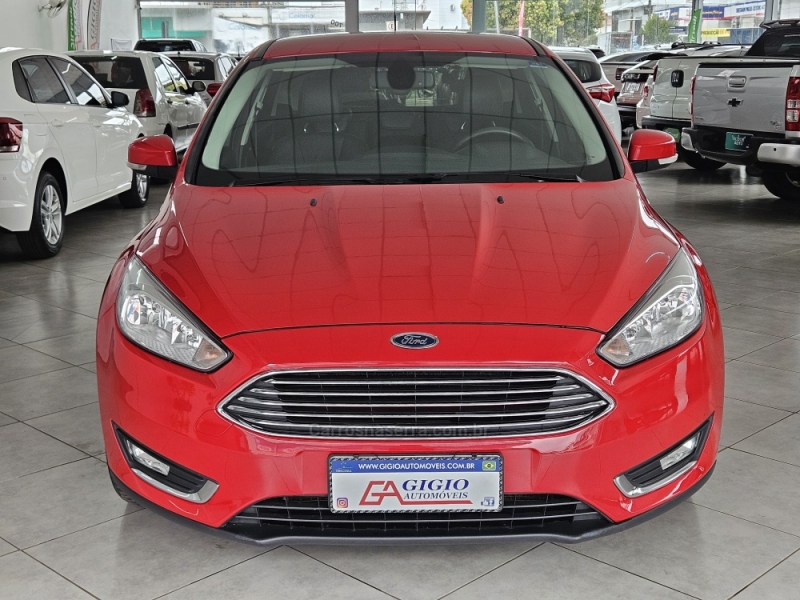 FORD - FOCUS - 2015/2016 - Vermelha - R$ 64.000,00
