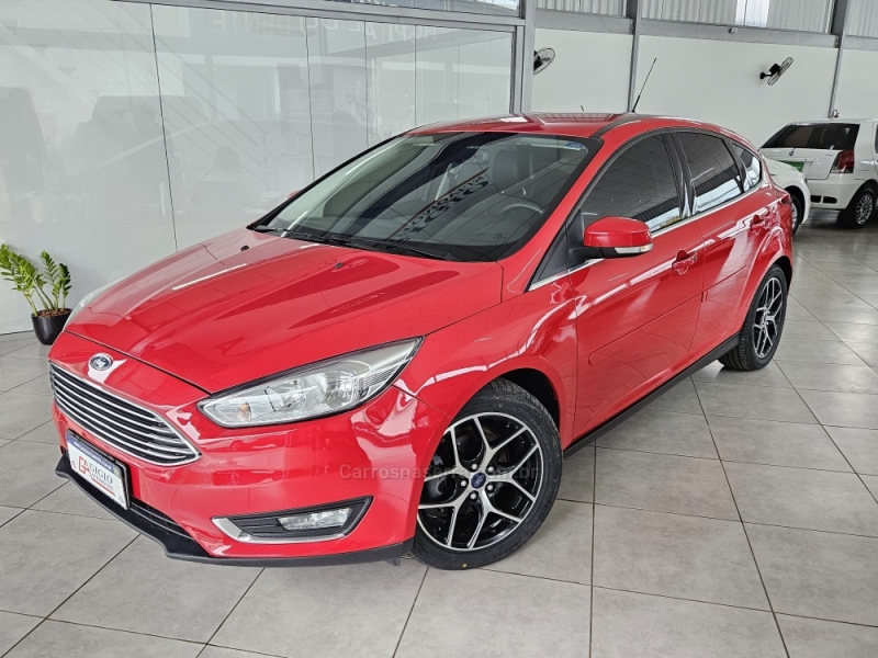 FORD - FOCUS - 2015/2016 - Vermelha - R$ 64.000,00