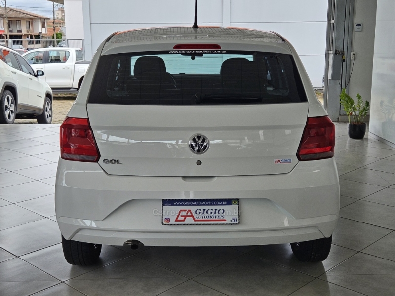 VOLKSWAGEN - GOL - 2022/2023 - Branca - R$ 58.500,00