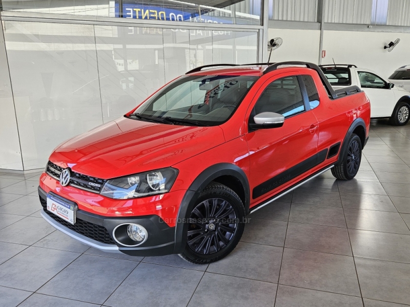 VOLKSWAGEN - SAVEIRO - 2013/2014 - Vermelha - R$ 64.900,00