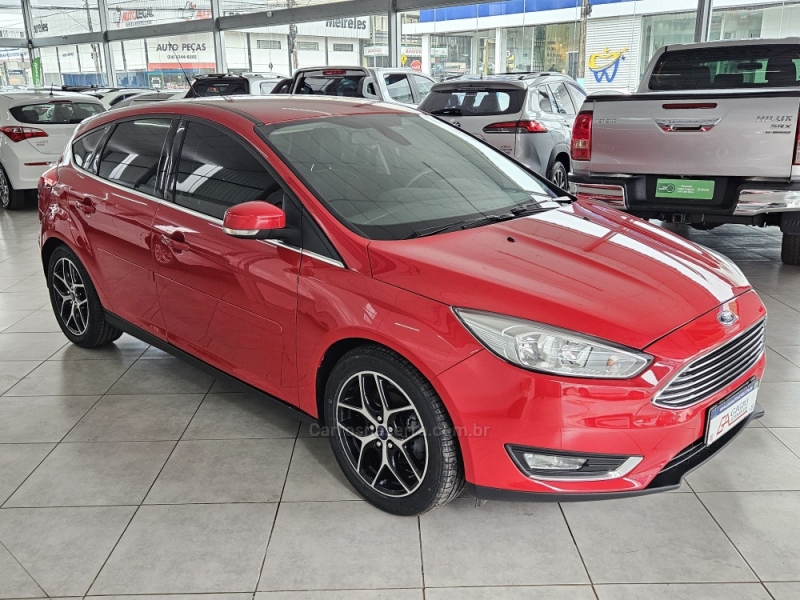 FORD - FOCUS - 2015/2016 - Vermelha - R$ 64.000,00