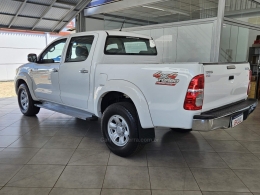 TOYOTA - HILUX - 2015/2015 - Branca - R$ 118.000,00
