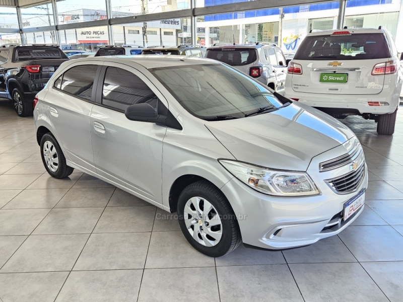 CHEVROLET - ONIX - 2015/2016 - Prata - R$ 47.000,00