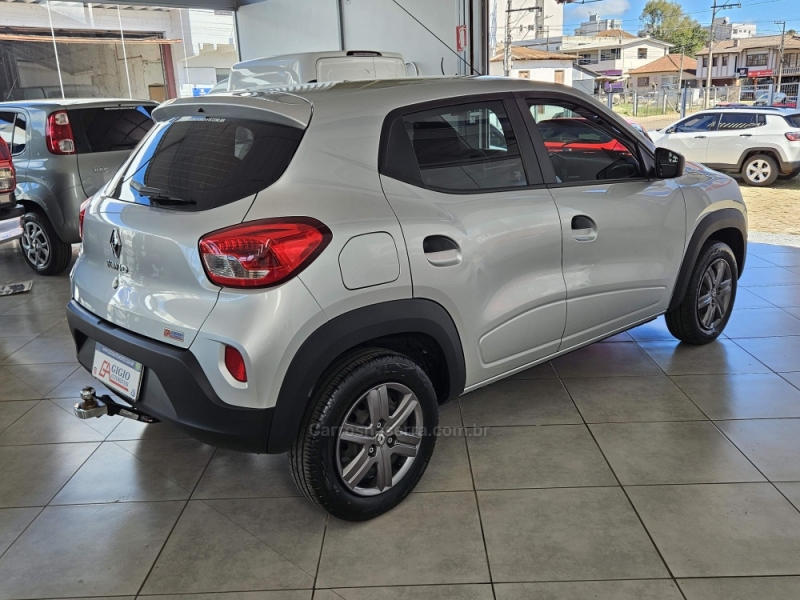 RENAULT - KWID - 2022/2023 - Prata - R$ 52.800,00