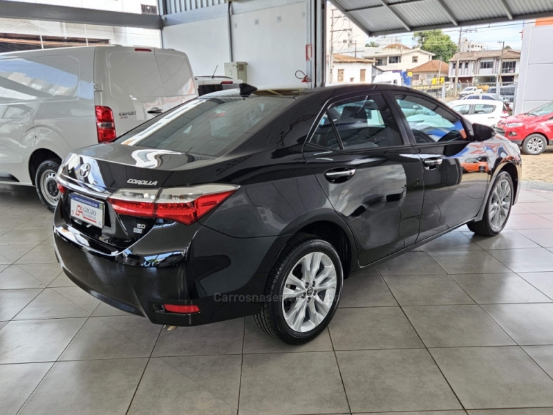 TOYOTA - COROLLA - 2017/2018 - Preta - R$ 103.000,00