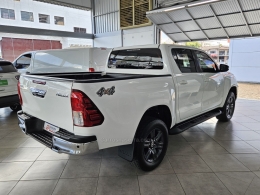 TOYOTA - HILUX - 2023/2024 - Branca - R$ 230.000,00