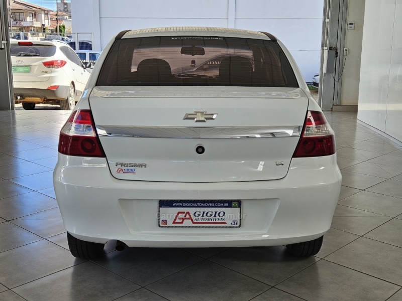 CHEVROLET - PRISMA - 2011/2012 - Branca - R$ 35.000,00
